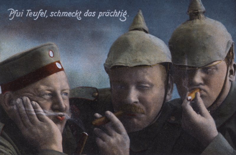 Tyska soldater njuter av cigarrer (färgat foto) av Photographer German