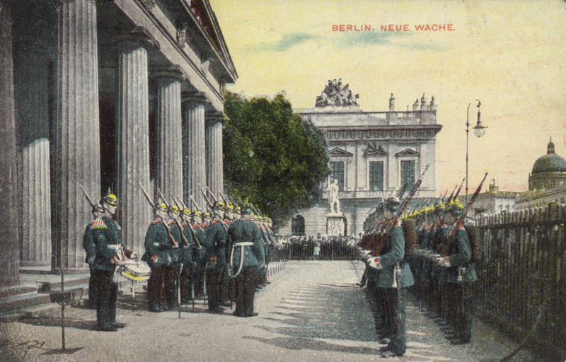 Tyska soldater på parad utanför Neue Wache, Berlin (färgad bild) av Photographer German