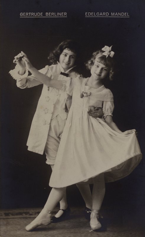 Gertrude Berliner och Edelgard Mandel, tyska skådespelerskor (s/v foto) av Photographer German