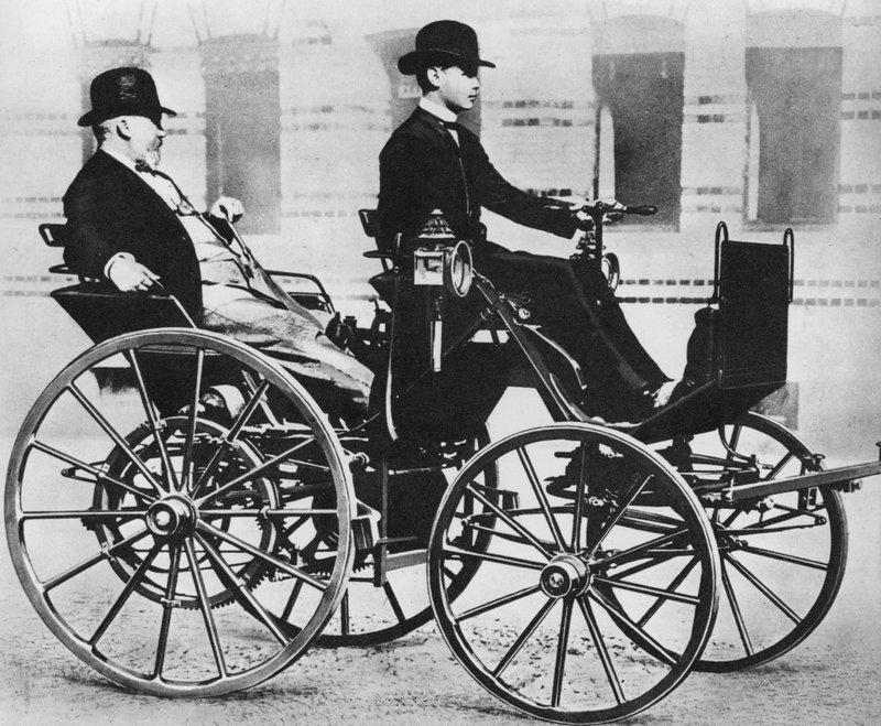 Gottlieb Daimler, med sin son som kör, i den första motorbilen av Photographer German