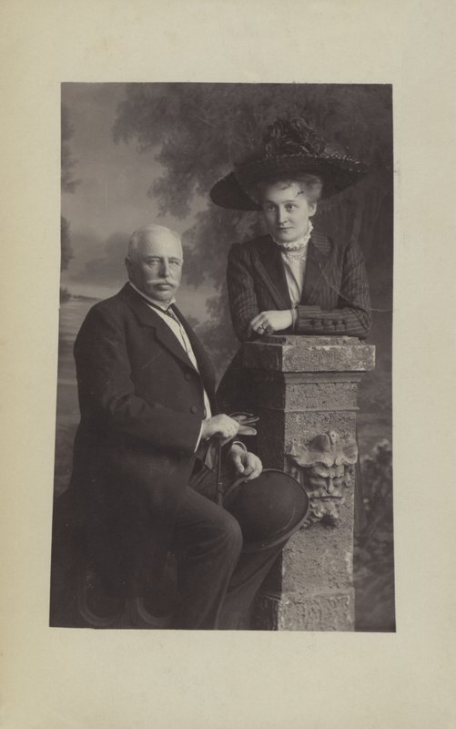 Graf Ferdinand von Zeppelin, tysk luftskeppsdesigner och konstruktör, och hans fru Isabella (s/v foto) av Photographer German