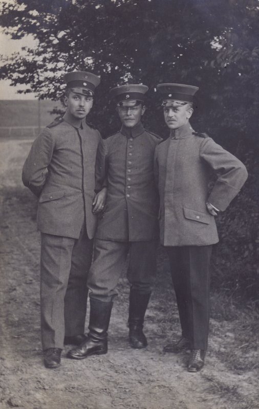 Grupp om tre tyska armésoldater (s/v foto) av Photographer German