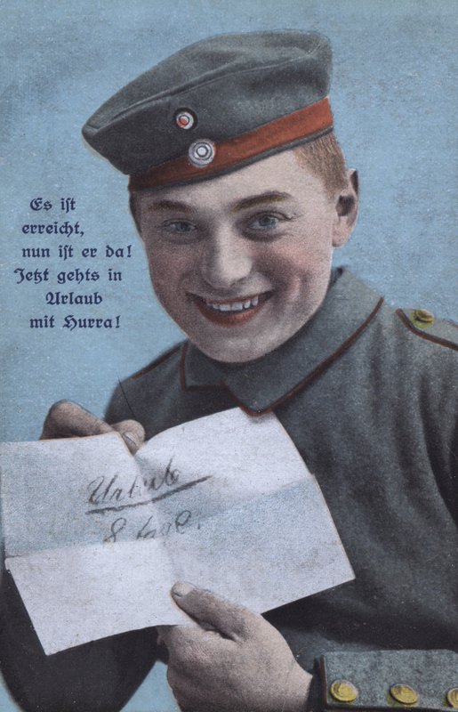 Glad tysk soldat med ett meddelande om ledighet (färgat foto) av Photographer German