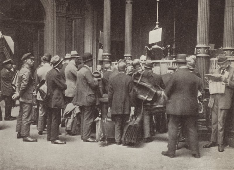 Hyperinflation i Weimar Tyskland: medlemmar av allmänheten som står i kö utanför Reichsbank i Berlin med resväskor för att bära sina pengar, juli 1923 (s/v foto) av Photographer German