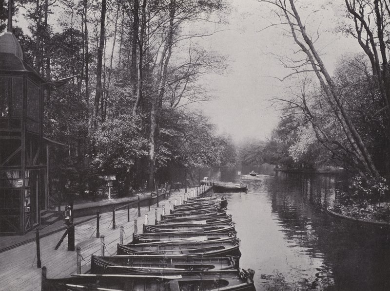 I Tiergarten, båtstation vid Neuen See (s/v foto) av Photographer German