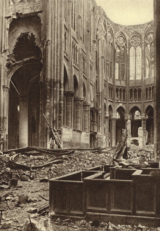 Interiören av basilikan Saint Quentin, Frankrike, förstörd av allierade bombardement, första världskriget av Photographer German