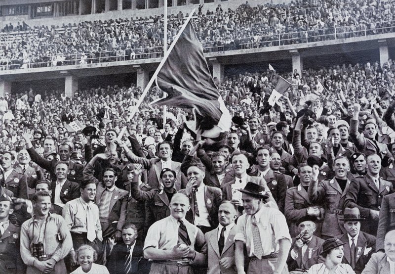 Italienska fans som stöttar sina atleter på stadion vid de olympiska spelen, Berlin, Tyskland av Photographer German