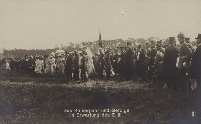 Kaiser Wilhelm II och kejsarinnan Victoria Augusta av Tyskland och deras följe väntar på ankomsten av Zeppelin LZ III (s/v foto) av Photographer German