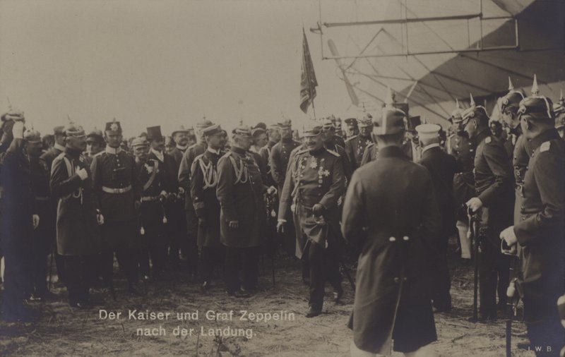 Kaiser Wilhelm II och tyska luftskeppskonstruktören Graf Ferdinand von Zeppelin efter landningen av ett av Zeppelins luftskepp (s/v foto) av Photographer German