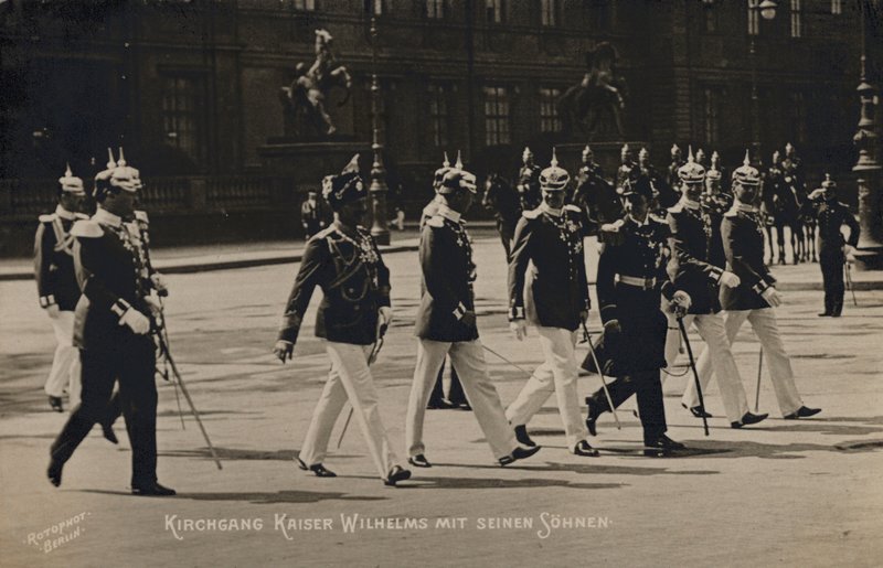 Kaiser Wilhelm II och hans söner (s/v foto) av Photographer German