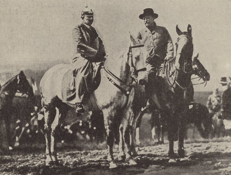Kaiser Wilhelm II av Tyskland och USA:s president Theodore Roosevelt tittar på den tyska armén på manövrar av Photographer German
