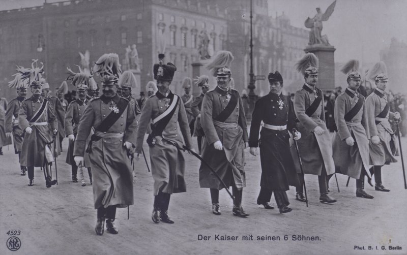 Kaiser Wilhelm II av Tyskland och hans sex söner i militäruniform (s/v foto) av Photographer German