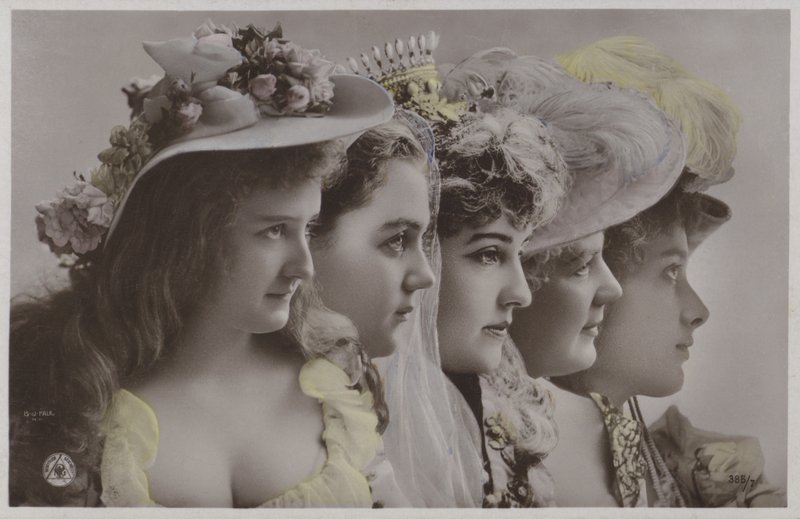 Linje av kvinnor i historisk klädsel (färgfoto) av Photographer German
