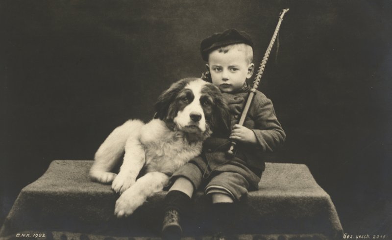 Liten pojke med hund (s/v foto) av Photographer German