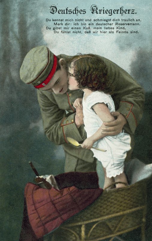 Liten flicka som kysser en tysk soldat (färgfoto) av Photographer German