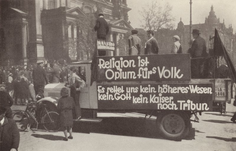 Lorry badade med kommunistiska slagord på gatorna i Berlin, Tyskland av Photographer German