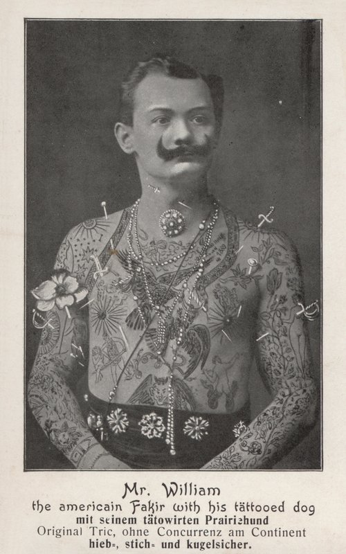 Mr William, den amerikanske fakiren med sin tatuerade hund (s/v foto) av Photographer German