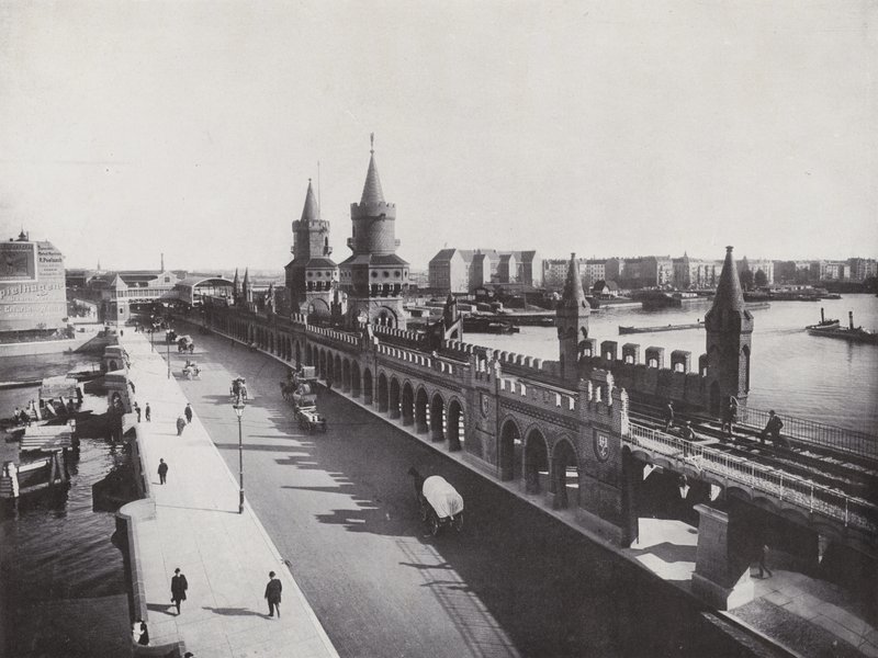 Oberbaum-bron med den förhöjda järnvägen (s/v foto) av Photographer German