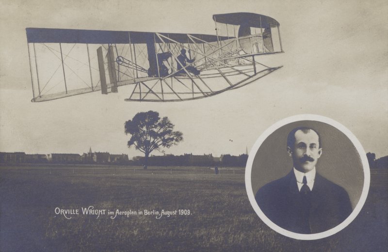 Orville Wright flyger sitt flygplan i Berlin, augusti av Photographer German
