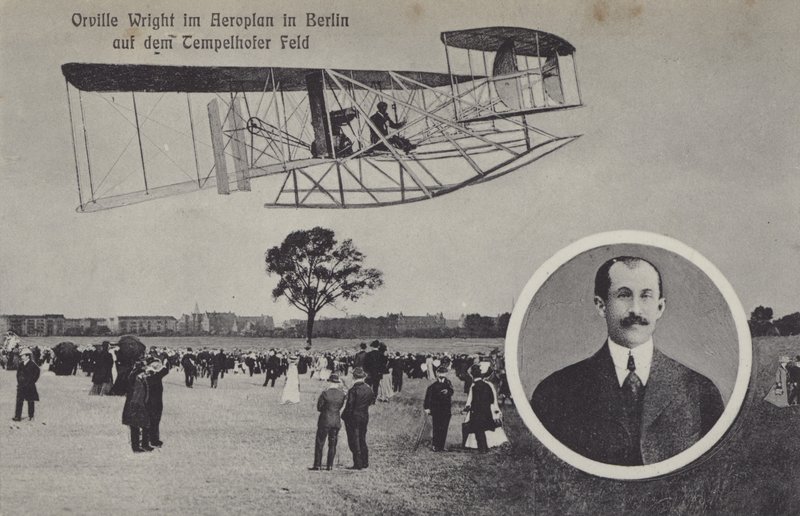 Orville Wright flyger sitt flygplan över Temelhof flygfält, Berlin (s/v foto) av Photographer German