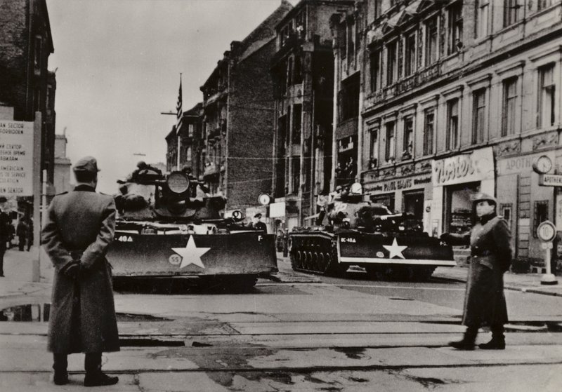 Särskilt allvarliga provokationer startade mellan 24 och 28 oktober 1961 när tungt beväpnade amerikanska soldater, med stöd av stridsvagnar, upprepade gånger kränkte den tyska demokratiska republikens statsgräns (s/v foto) av Photographer German