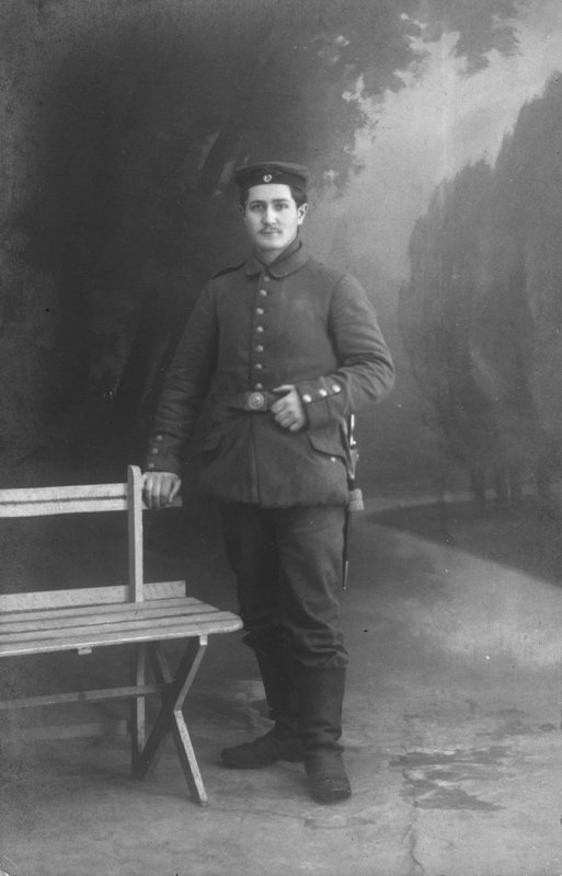 Porträtt av en tysk soldat (s/v foto) av Photographer German