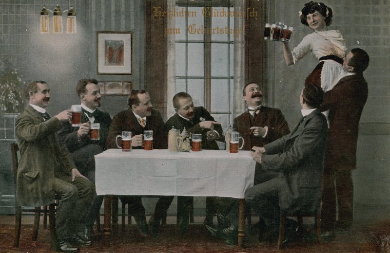Vykort med tyskar som dricker öl och har roligt med servitrisen, skickat 1913 (handkolorerat foto) av Photographer German