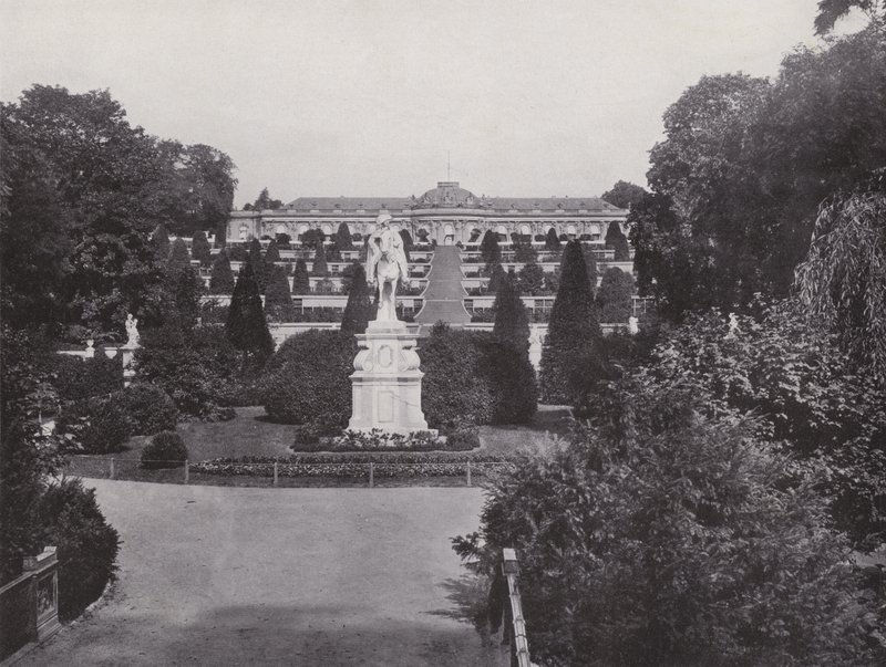 Potsdam, Monument till Fredrik den store och utsikt över Sanssouci-palatset (s/v foto) av Photographer German