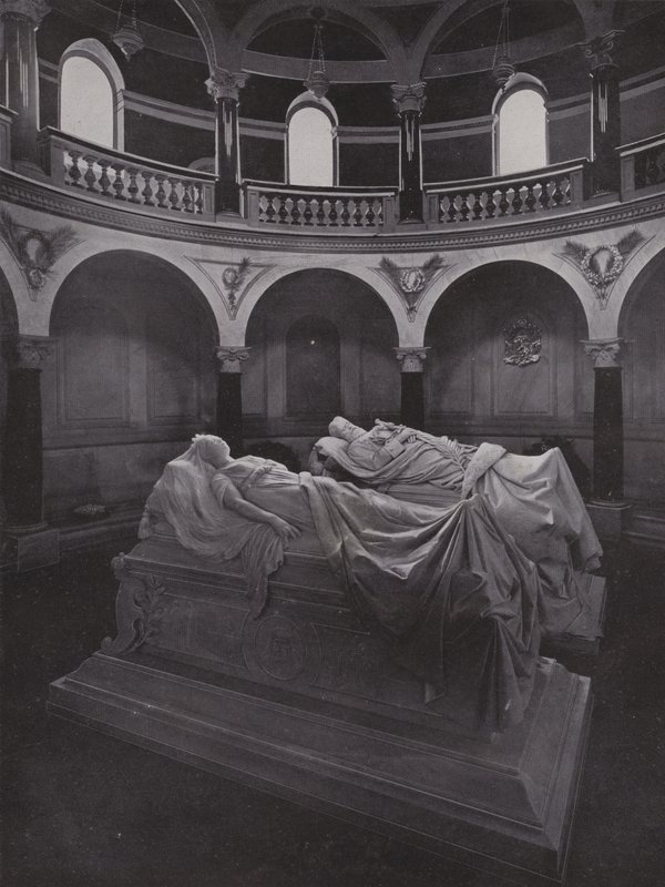 Potsdam, Fredskyrkan, mausoleum med sarkofager från kejsaren och kejsarinnan Friedrich (s/v foto) av Photographer German