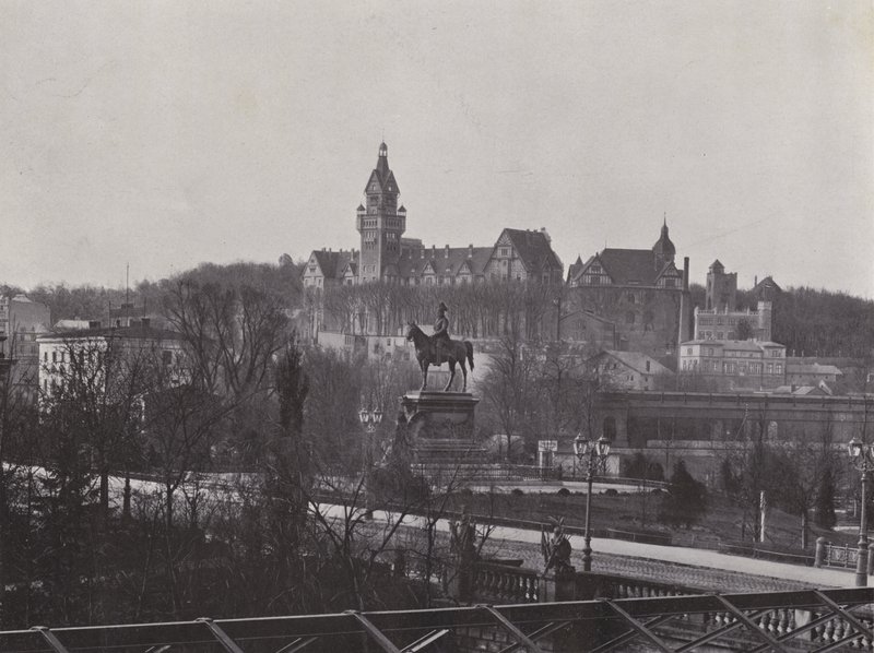 Potsdam, krigsskola och monument till kejsaren Wilhelm Des Grossen (s/v foto) av Photographer German