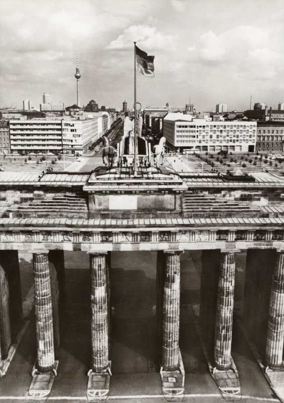 Skyddad av säkra gränser pågår byggandet av DDR:s huvudstad (s/v foto) av Photographer German