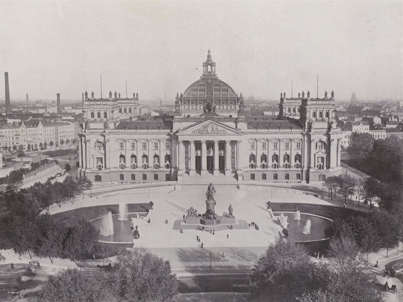 Riksdagsbyggnaden och Bismarckmonumentet (s/v foto) av Photographer German