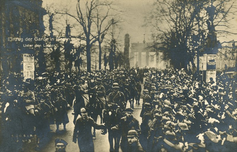 Återvändande tyska trupper marscherar mot Unter den Linden, Berlin, december 1918 (s/v foto) av Photographer German
