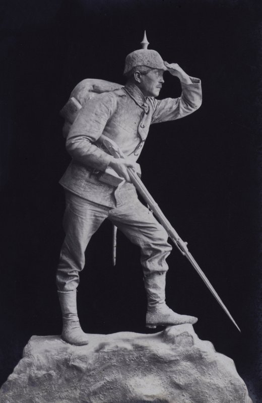 Skulptur av en tysk soldat från första världskriget som tittar över slagfältet (s/v foto) av Photographer German