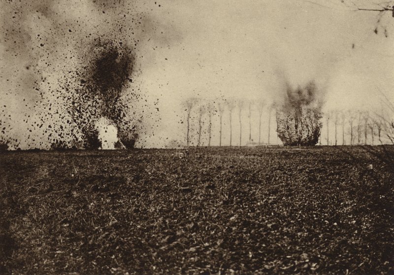 Skal som exploderar framför St Vaast Wood, nära Arras, Frankrike, första världskriget av Photographer German