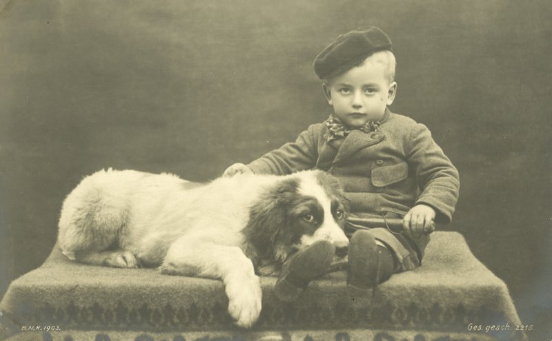 Liten pojke med sin hund (s/v foto) av Photographer German