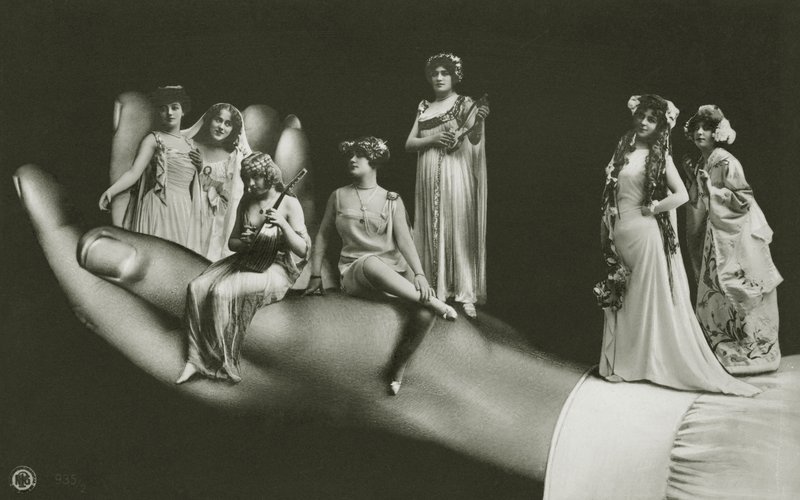 Surrealistisk hand som håller olika kvinnor (s/v foto) av Photographer German