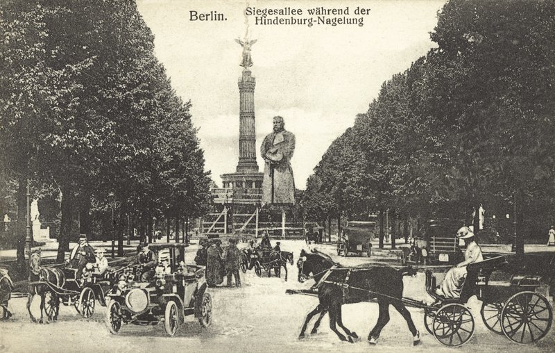 The Iron Hindenburg, Berlin (s/v foto) av Photographer German