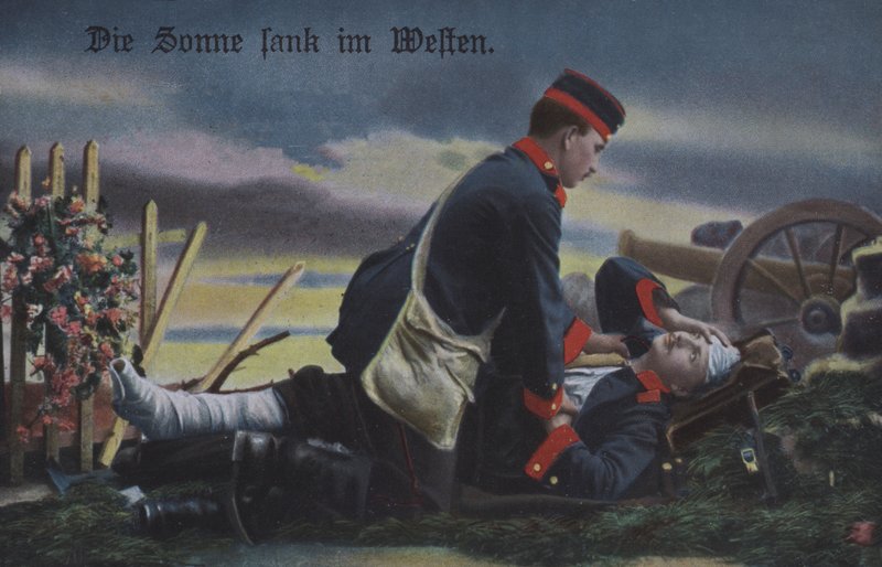 Solen gick ner i väster: en tysk soldat tröstar sin döende kamrat på slagfältet (färgad bild) av Photographer German