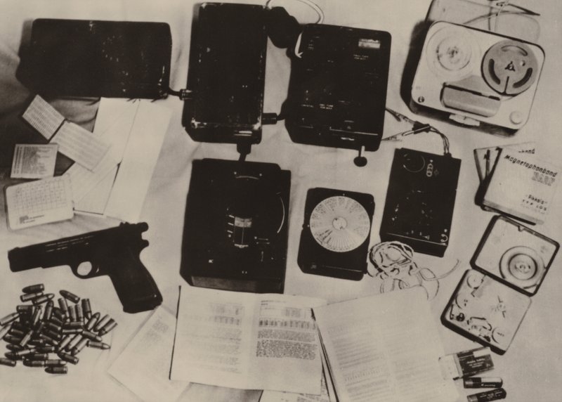 Utrustningen av Sterzyk, agent för den amerikanska underrättelsetjänsten som arresterades när han försökte spana ... (s/v foto) av Photographer German