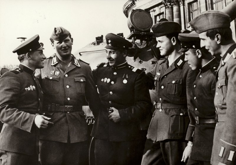 Soldaterna från den nationella folkarmén upprätthåller nära vänskap med soldaterna från den sovjetiska armén (s/v foto) av Photographer German