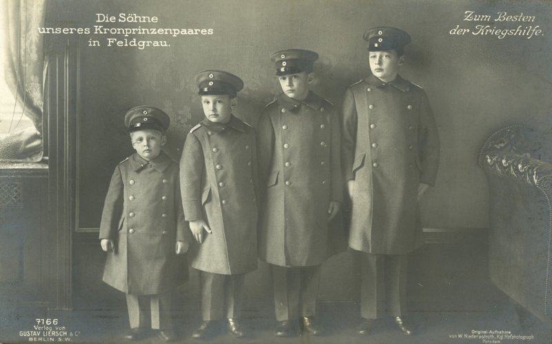 Kronprins Wilhelm av Tysklands söner i militäruniform (s/v foto) av Photographer German