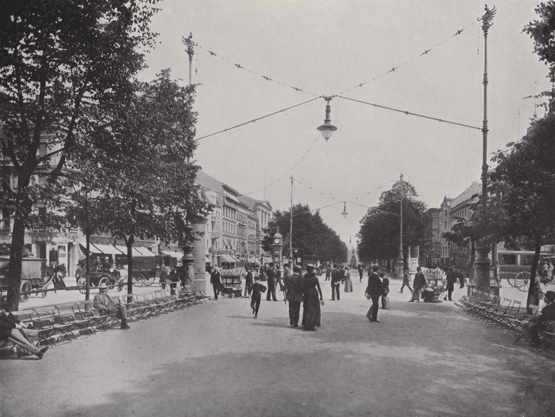 Unter Den Linden, Mittelallee och utsikt över monumentet till Fredrik den store (s/v foto) av Photographer German