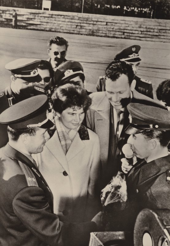 Valentina Tereshkova-Nikolayeva och Yuri Gagarin välkomnades hjärtligt när de besökte gränsvakterna i Berlin den 20 oktober 1963 (s/v foto) av Photographer German