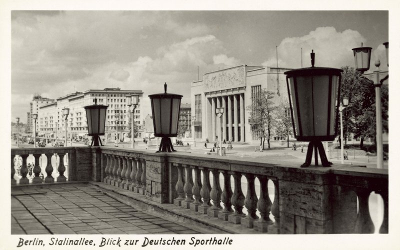 Utsikt över Deutsche Sporthalle, Stalinallee, Östberlin, c1950-talet (s/v foto) av Photographer German