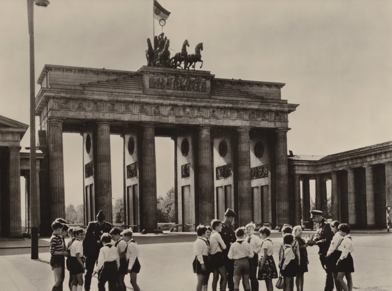 Unga pionjärer kommer till Brandenburger Tor, Berlins landmärke, för att se sina vänner, gränsvakterna (s/v foto) av Photographer German