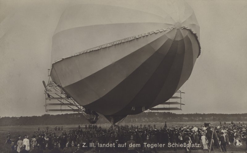 Zeppelin LZ III efter landning på Tegel skjutfält, Berlin (s/v foto) av Photographer German