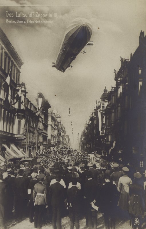 Zeppelin LZ III flyger ovanför Friedrichstrasse, Berlin (s/v foto) av Photographer German
