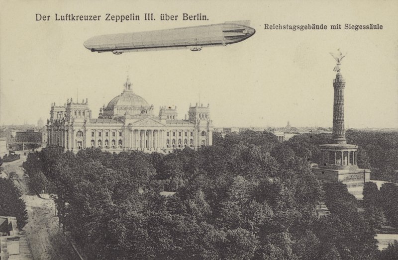 Zeppelin LZ III flyger över Berlin (s/v bild) av Photographer German