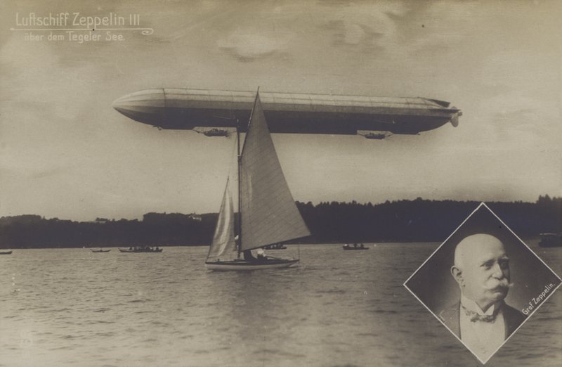 Zeppelin LZ III flyger över sjön Tegel, Berlin (s/v foto) av Photographer German
